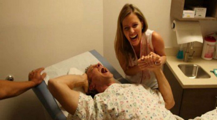 Un hombre prueba un ¡simulador del dolor de un parto!