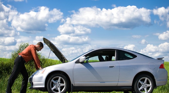 Este hombre tiene una curiosa forma de ¡mover su coche!