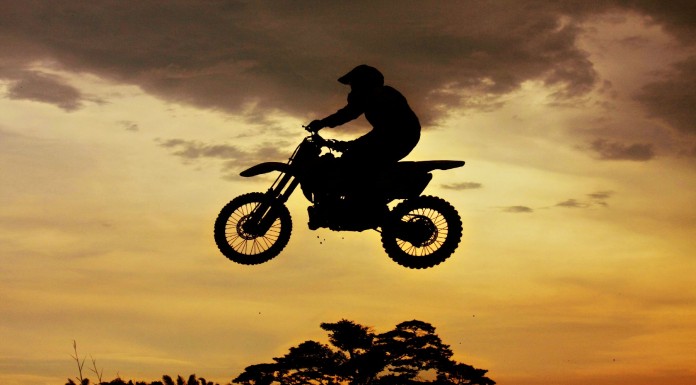 Este motorista es perseguido por la policía, pero ¡mira lo que hace!