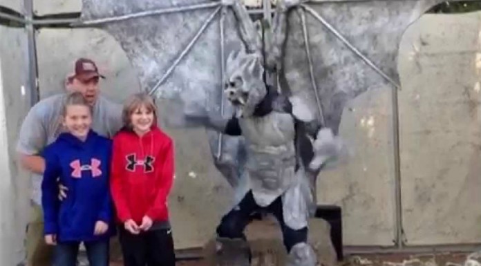 La estatua ¡que da miedo!