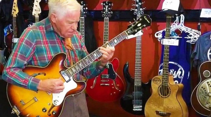 Un hombre de 80 años y una ¡guitarra eléctrica!