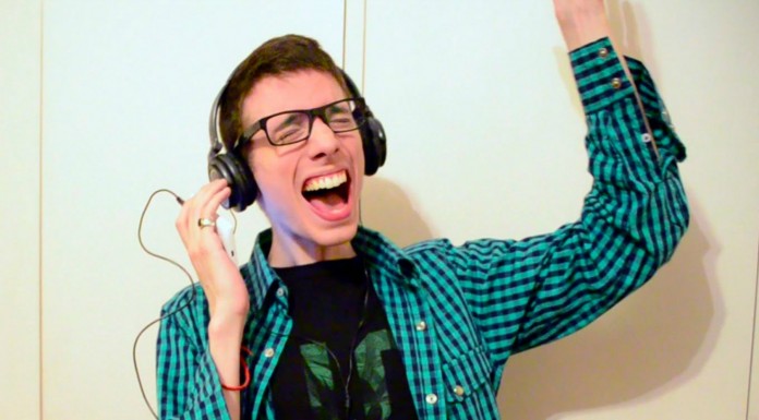 Así te ves cuando cantas con auriculares…