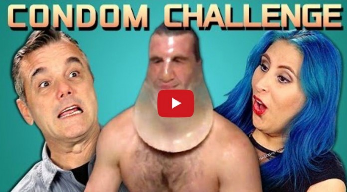 Gente adulta viendo el Condom Challenge