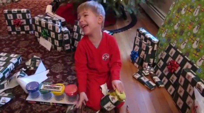 Niños con sus regalos de Navidad