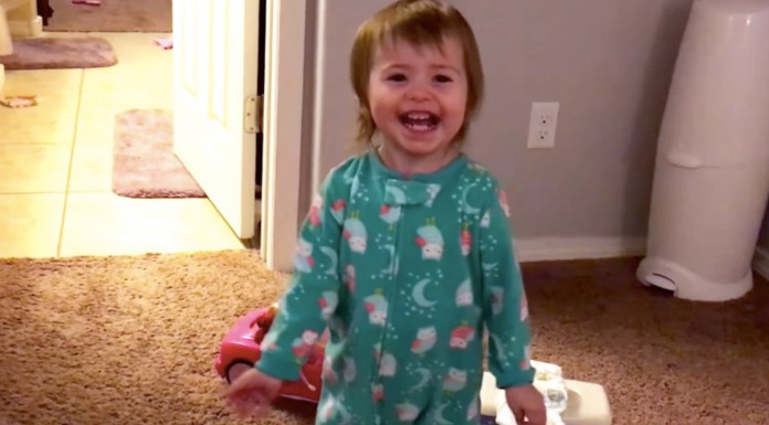 A esta pequeñita le hace gracia un sonido ¡especial!