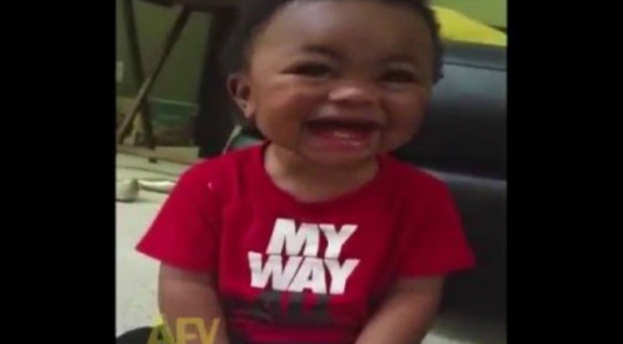 Este bebé ¡se parte de la risa!