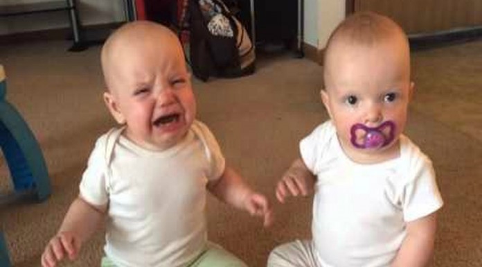 Los bebés que son felices sacándose el chupete