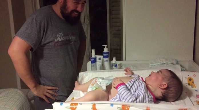 Un bebé que se ríe cuando le cambian el pañal