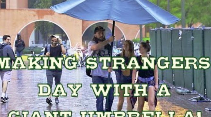 Un paraguas para dos ¡se queda pequeño!