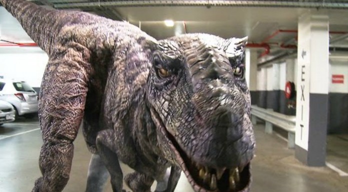 Un dinosaurio ¡en un parking!