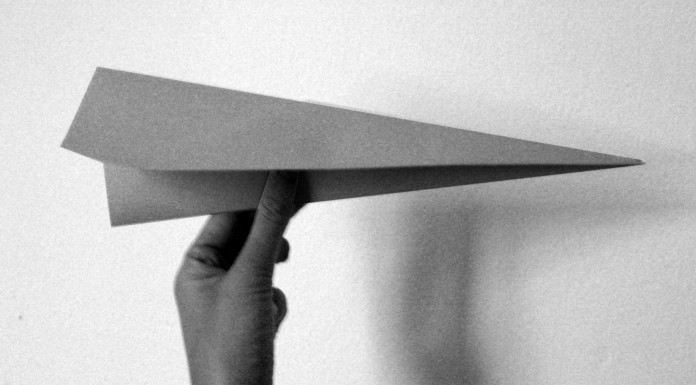 El final sorprendente de este avión de papel