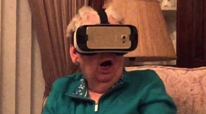 Una abuela probando la realidad virtual